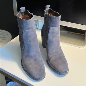 Bernardo, size 7.5, Charcoal Suede Ankle Booties, EUC